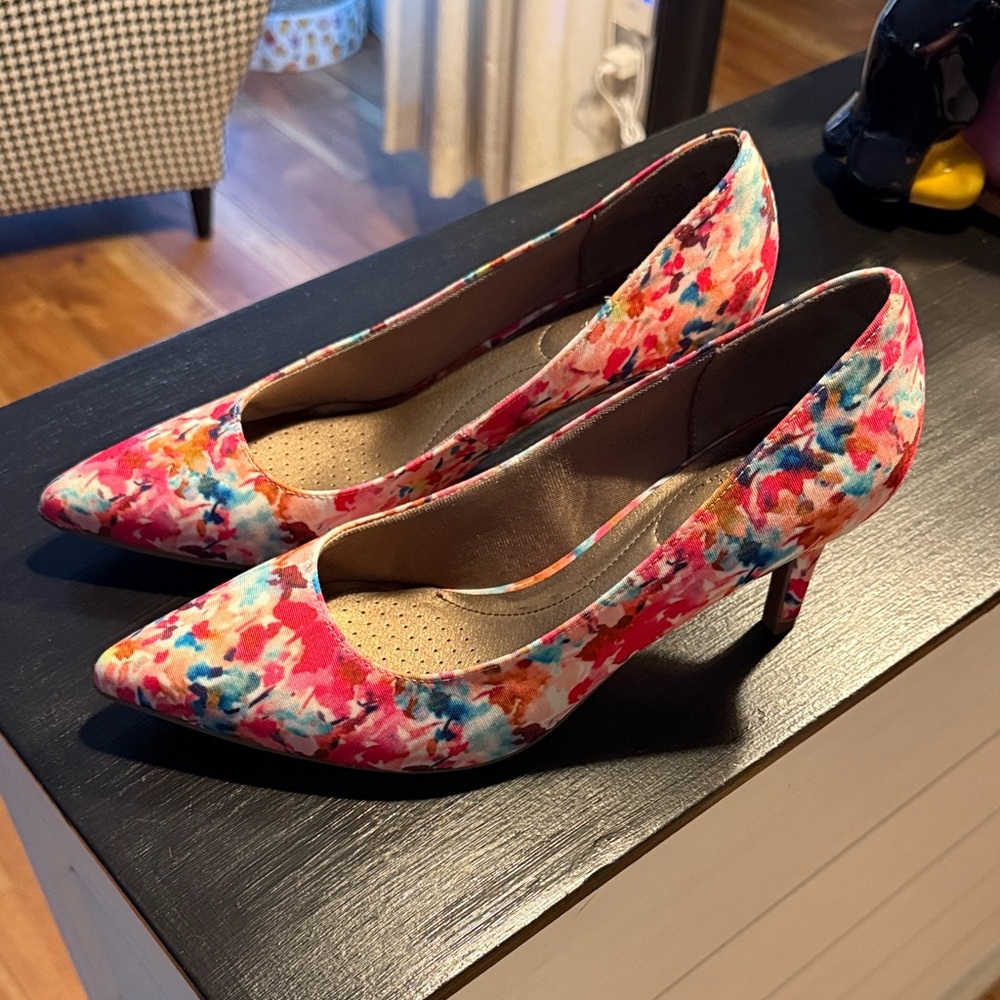 Life Stride Floral Women's Pumps